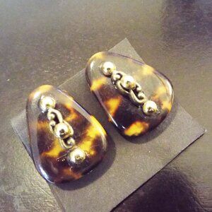 LAISE ADZER ONLY ONE HANDPAINTED CHEETAH LEOPARD LUCITE PIERCED EARRINGS 63